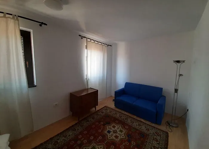 Square View - Near *