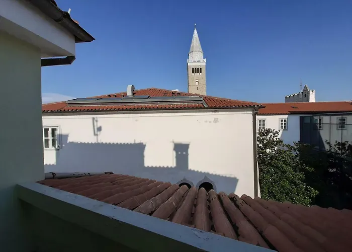 Square View - Near *